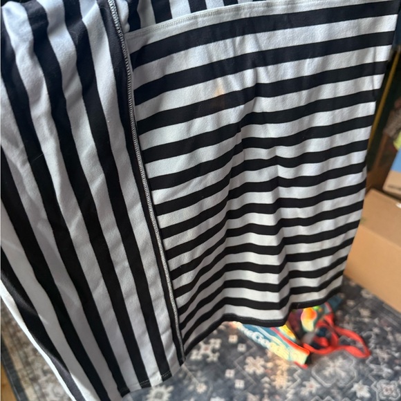 lululemon athletica Black and White Striped Scarf - Picture 2 of 2